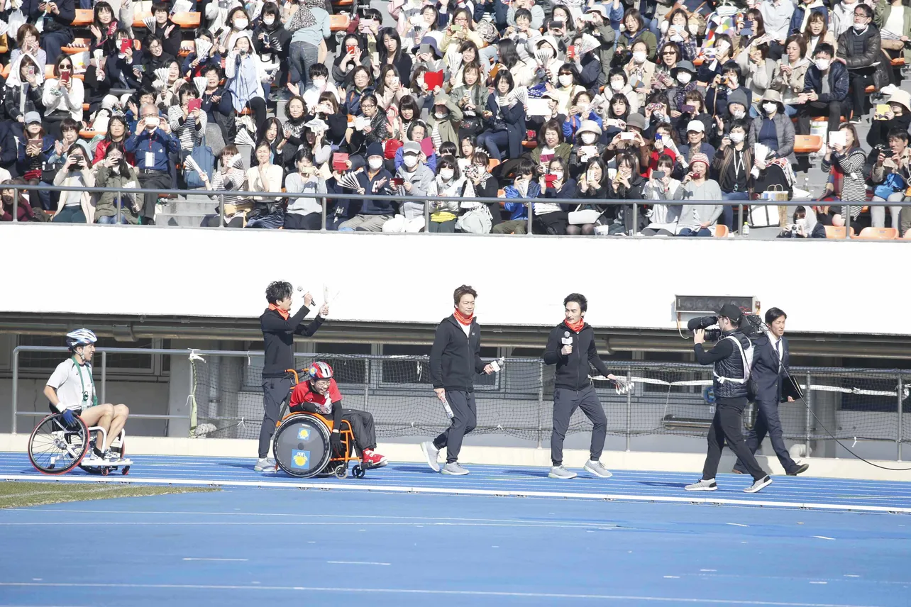 会場と一緒に声援を送る