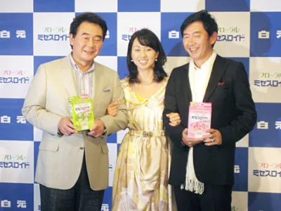 「フローラルミセスロイド」の新CM発表会に出席した東尾修氏、東尾理子さん、石田純一（写真左から）