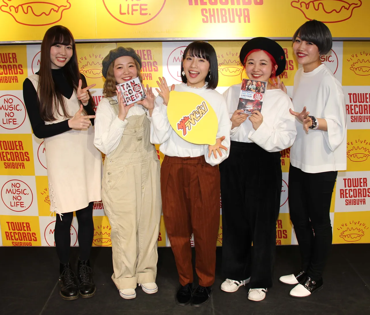 たんぶちんメンバー、キーボードCHIHARU、ドラムHONOKA、ボーカルMADOKA、ベースNODOKA、ギターYURI（写真左から）