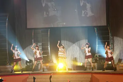 ライブで熱唱する真野恵里菜（写真中央）とスマイレージ