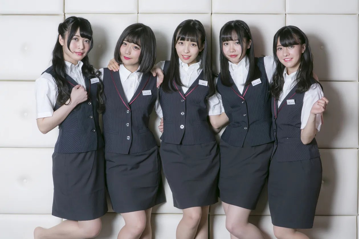 【写真を見る】神宿のメンバーがオトナな制服姿に！