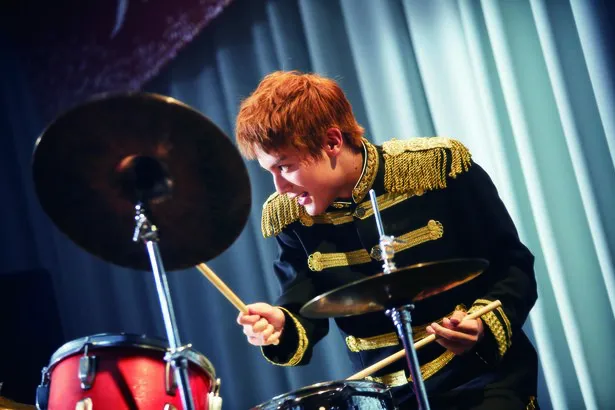 【写真を見る】中川大志が猛練習の末に披露したドラム演奏もマルチアングルで公開！