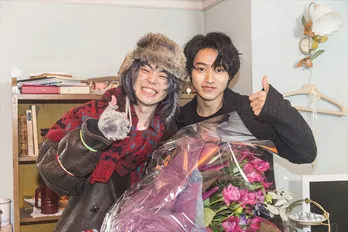 菅田将暉、“ドメキス”撮影終了! 主演・山崎賢人と仲良し2ショット披露