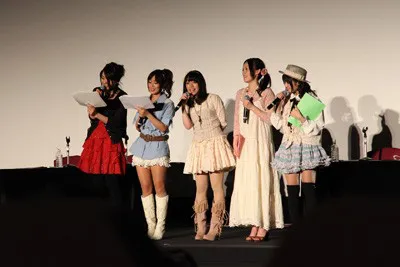 イベントに登場したメーンキャストの豊崎愛生、日笠陽子、佐藤聡美、寿美菜子、竹達彩奈（写真左から）