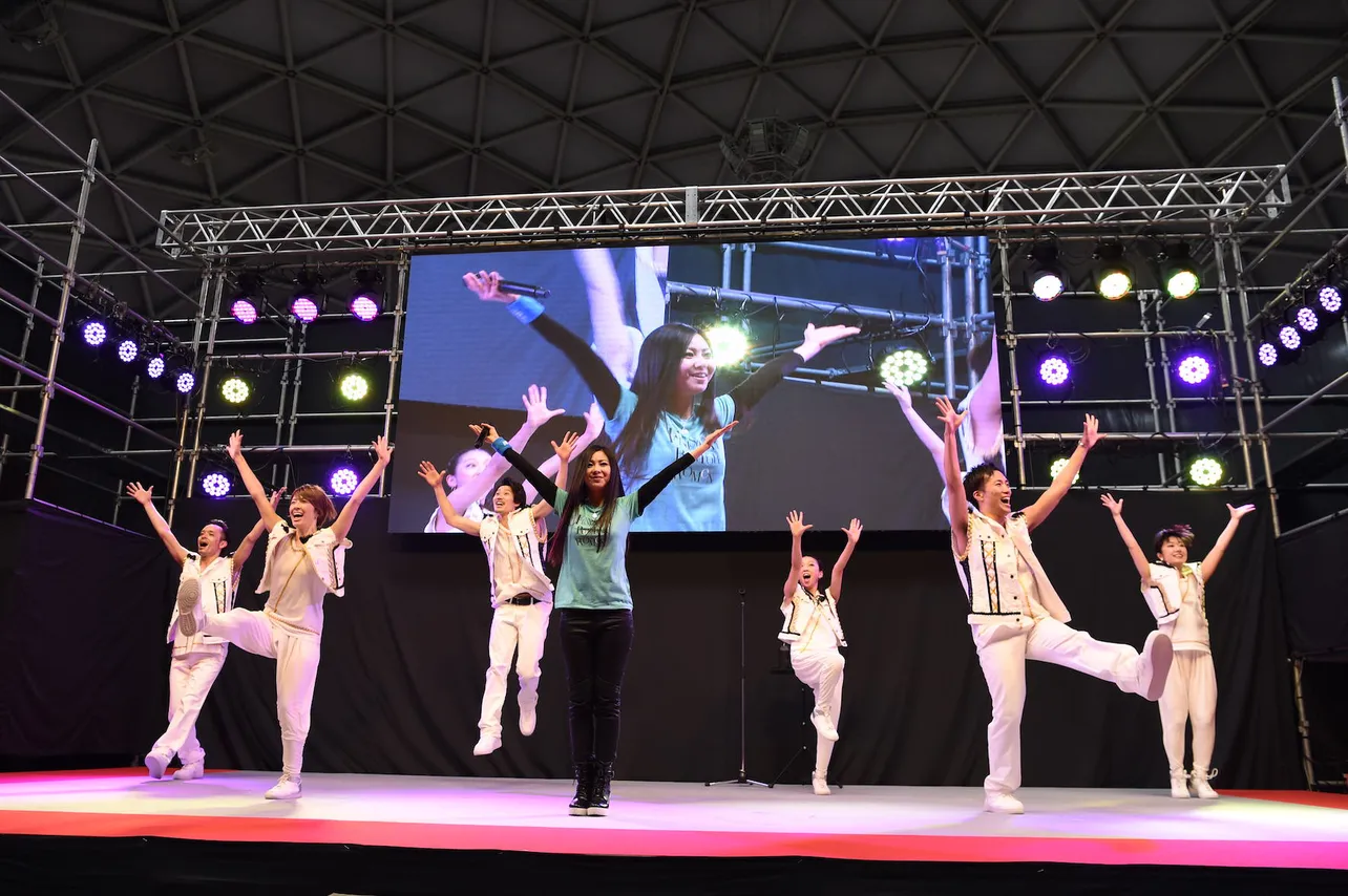 【写真を見る】倉木麻衣が新曲「Do it！」を含むスペシャルステージを繰り広げた