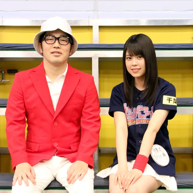「AKB48チーム8のKANTO白書 バッチこーい！」でMCを務める鈴木拓(左)と吉川七瀬
