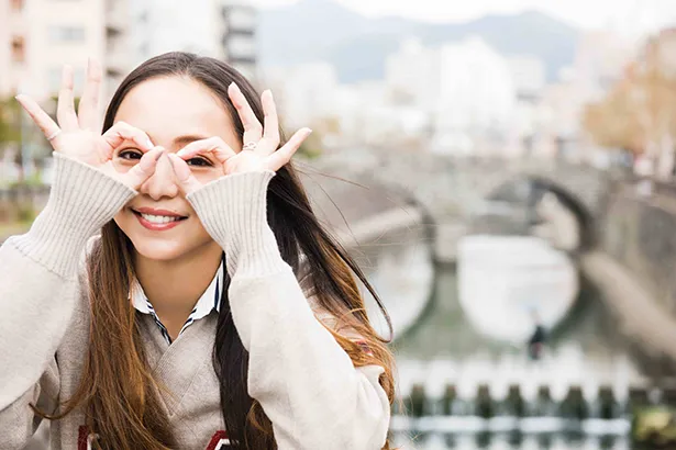 【写真を見る】長崎・眼鏡橋では手で眼鏡ポーズを