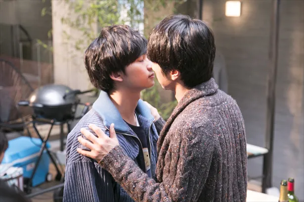 【写真を見る】第2話の朔（北村）とわたるん（眞島）のキスシーン