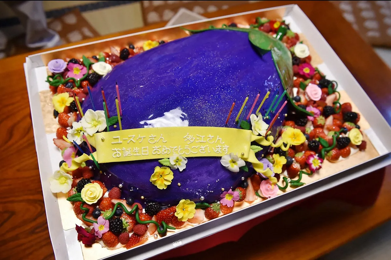 【写真を見る】“茄子田夫婦”を演じるユースケと木村にちなんで、巨大な“茄子ケーキ”が登場
