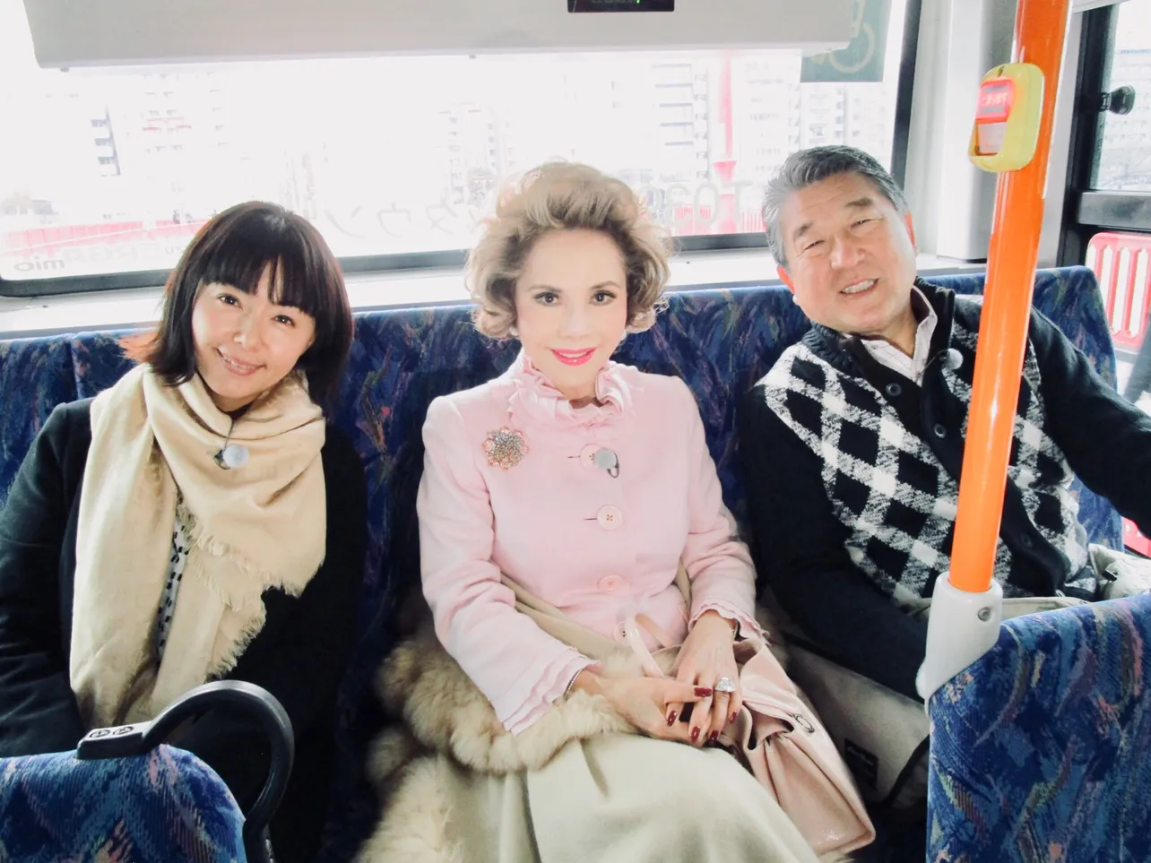 (写真右から)徳光和夫、デヴィ夫人、田中律子