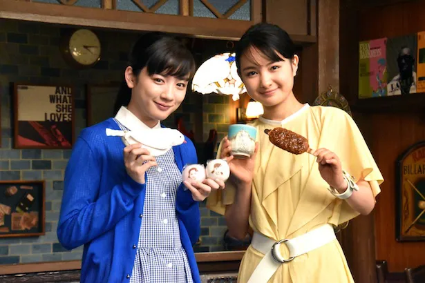 連続テレビ小説「わろてんか」の葵わかな(右)と、連続テレビ小説「半分、青い。」の永野芽郁(左)