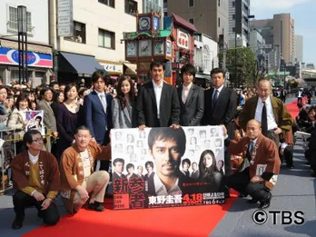 阿部寛、黒木メイサら「新参者」の出演者が下町の商店街を大行進！