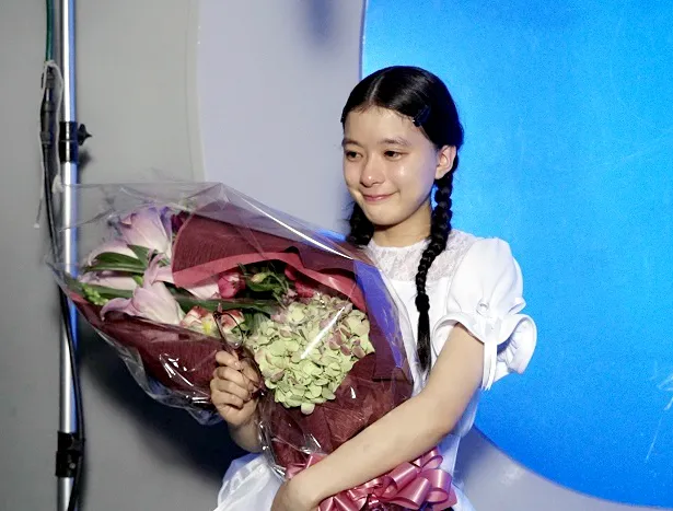 【写真を見る】花束を受け取り、思わず涙を流す芳根京子