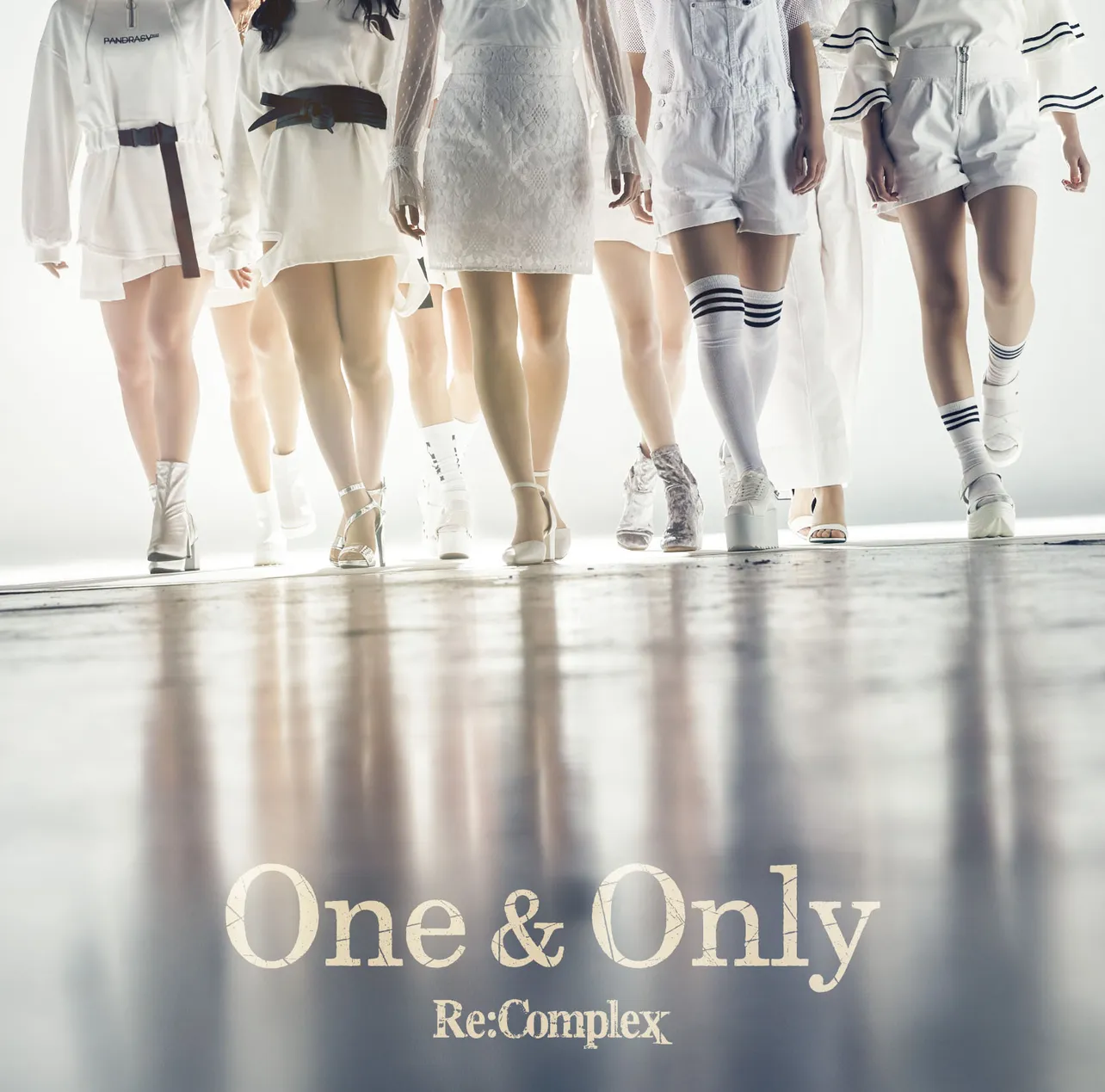 Re:Complexのデビューシングル「One ＆ Only」Type-W(女性盤)。表題曲の他、女性メンバー歌唱曲「VERY GO」などを収録