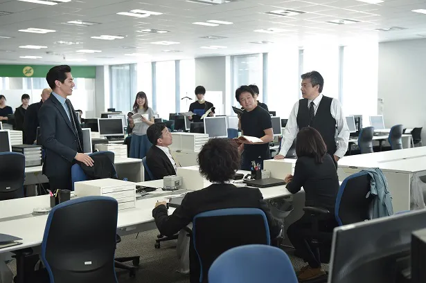 【写真を見る】神奈川県警捜査一課のメンバー再集結！　撮影の合間には談笑する場面も