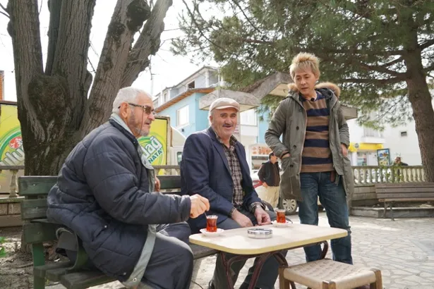 【写真を見る】ヒロシは至る所でチャイをくれるトルコの地元民の気前の良さに困惑する