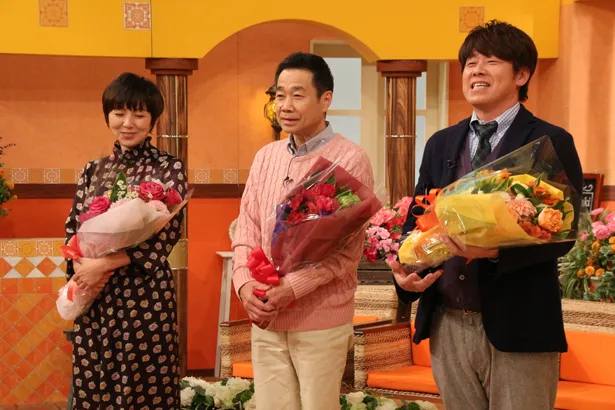 【写真を見る】300回を記念して、三宅裕司と渡辺満里奈、ゲンキリサーチャーのレッド吉田に番組から花束が贈られる