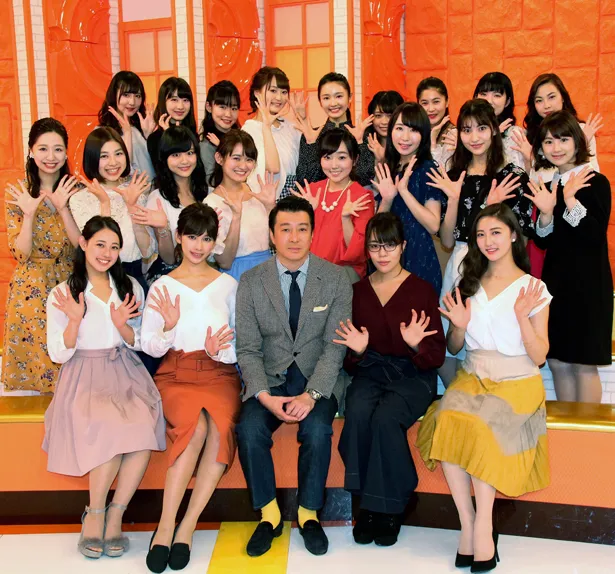 【写真を見る】加藤浩次(手前中央)と「キャンパスクイーン」たち