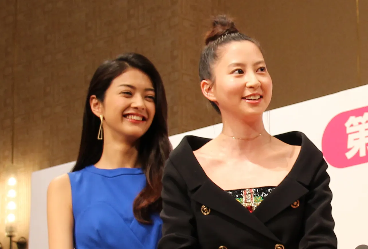 田中道子と河北麻友子(写真左から)