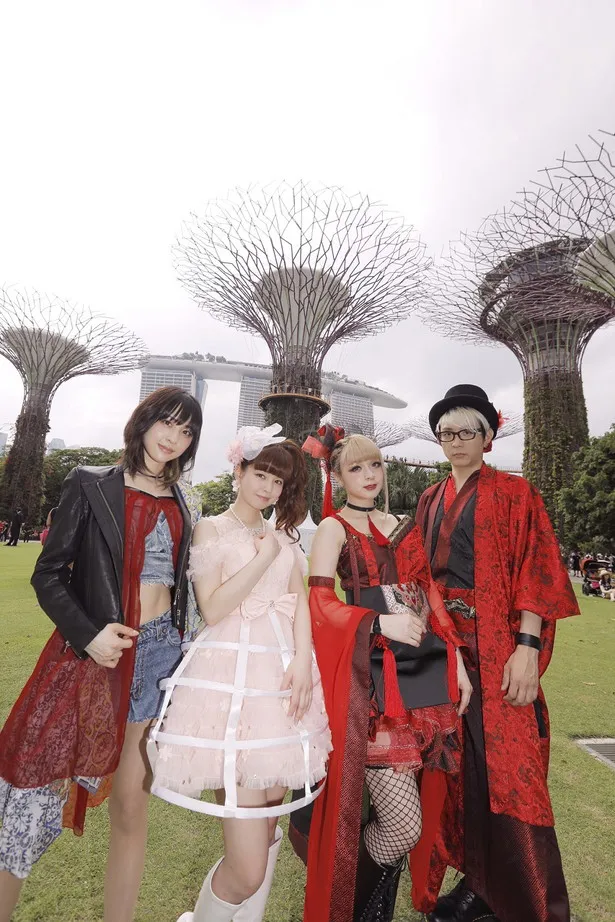 綾野ましろ、春奈るな、GARNiDELiA(写真左から)の3組がシンガポール「ガーデンズ・バイ・ザ・ベイ」でライブに出演した