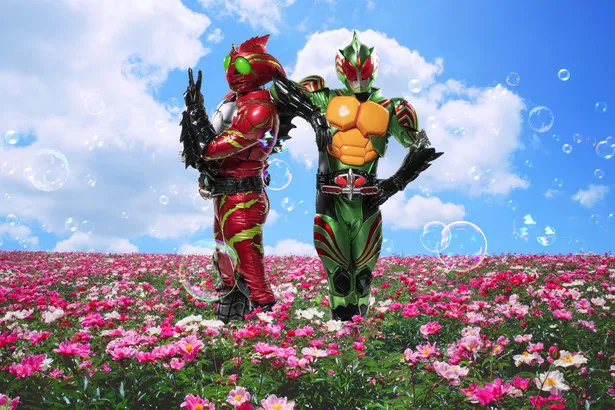 【写真を見る】対立していた仮面ライダー2人も、花畑で仲良くポーズ