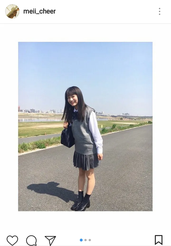 【写真を見る】清楚過ぎて直視できない!? “日本一かわいい女子高生”の制服ショット