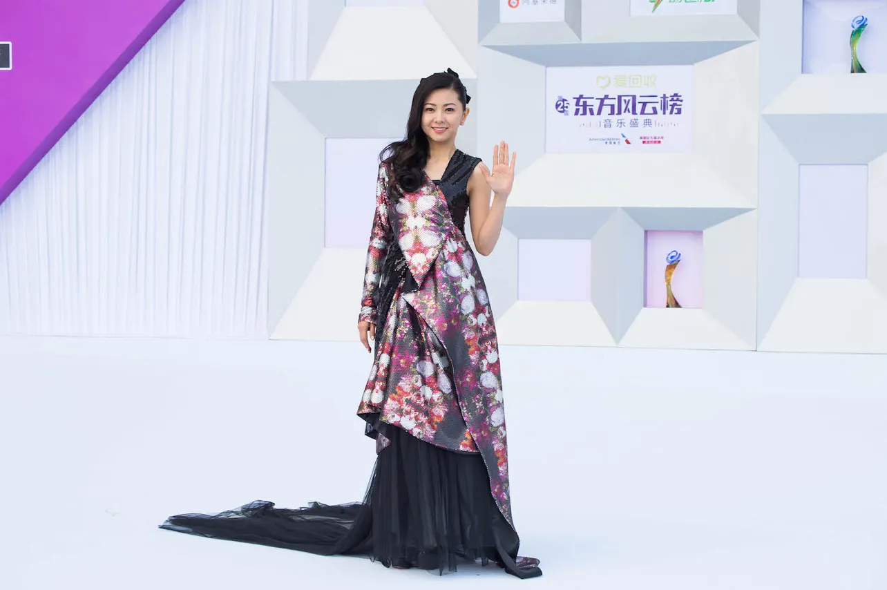 【写真を見る】中国最大の音楽アワードでは妖艶なドレス姿を披露した倉木麻衣