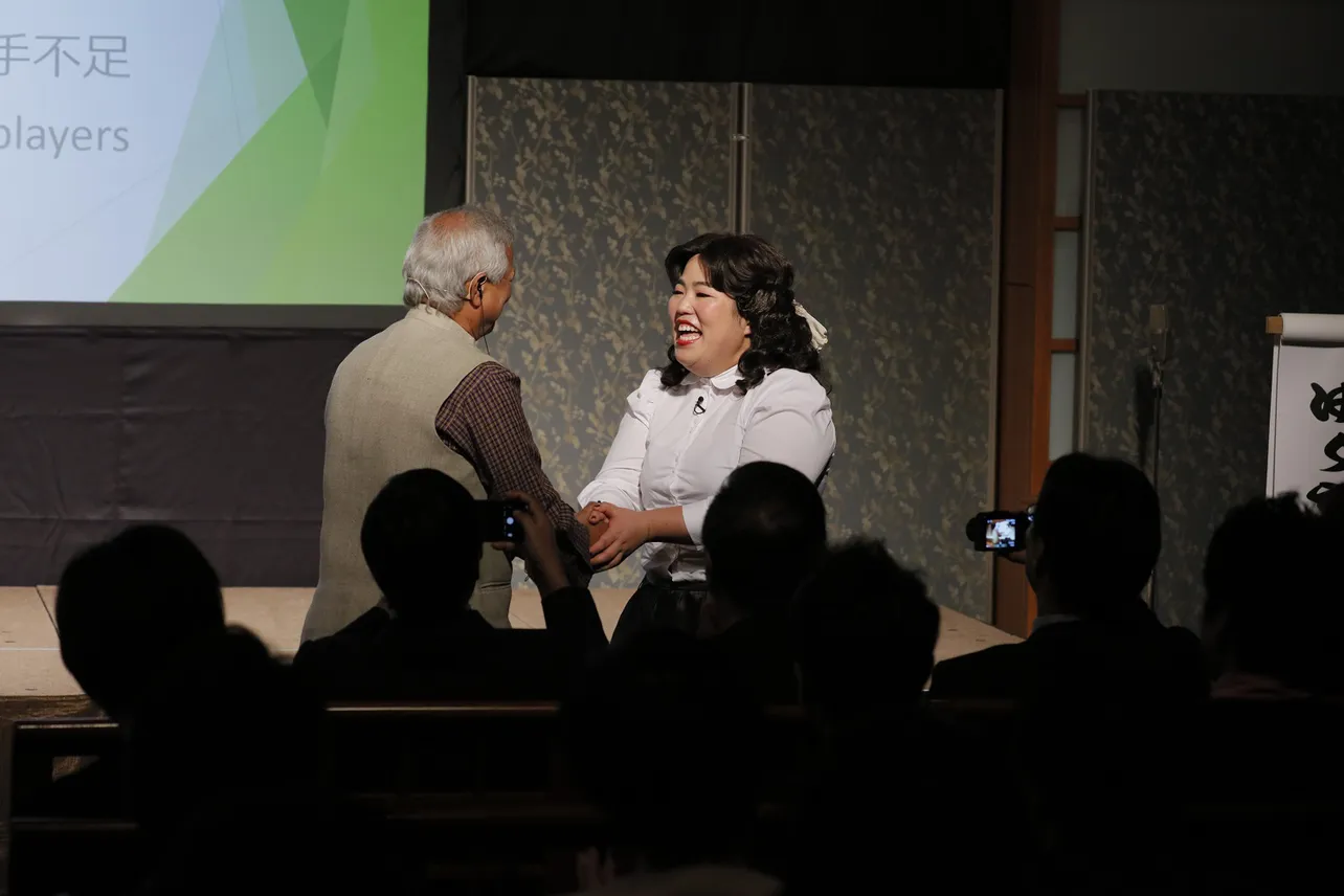 ゆりやんレトリィバァのネタに感激(？)したノーベル平和賞受賞の経済学者、ムハマド・ユヌス氏が熱い握手！