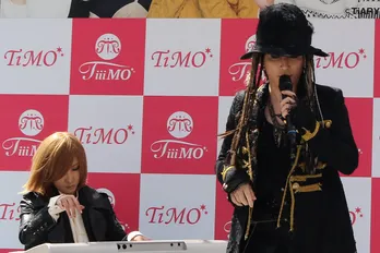 ざわちん“YOSHIKI”&青木“hyde”がコラボ! 似過ぎて通行人もビックリ