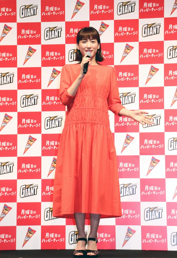 綾瀬はるかはこの日の衣装について「ジャイアントコーンの赤と、春らしい素材で(笑)」と話す