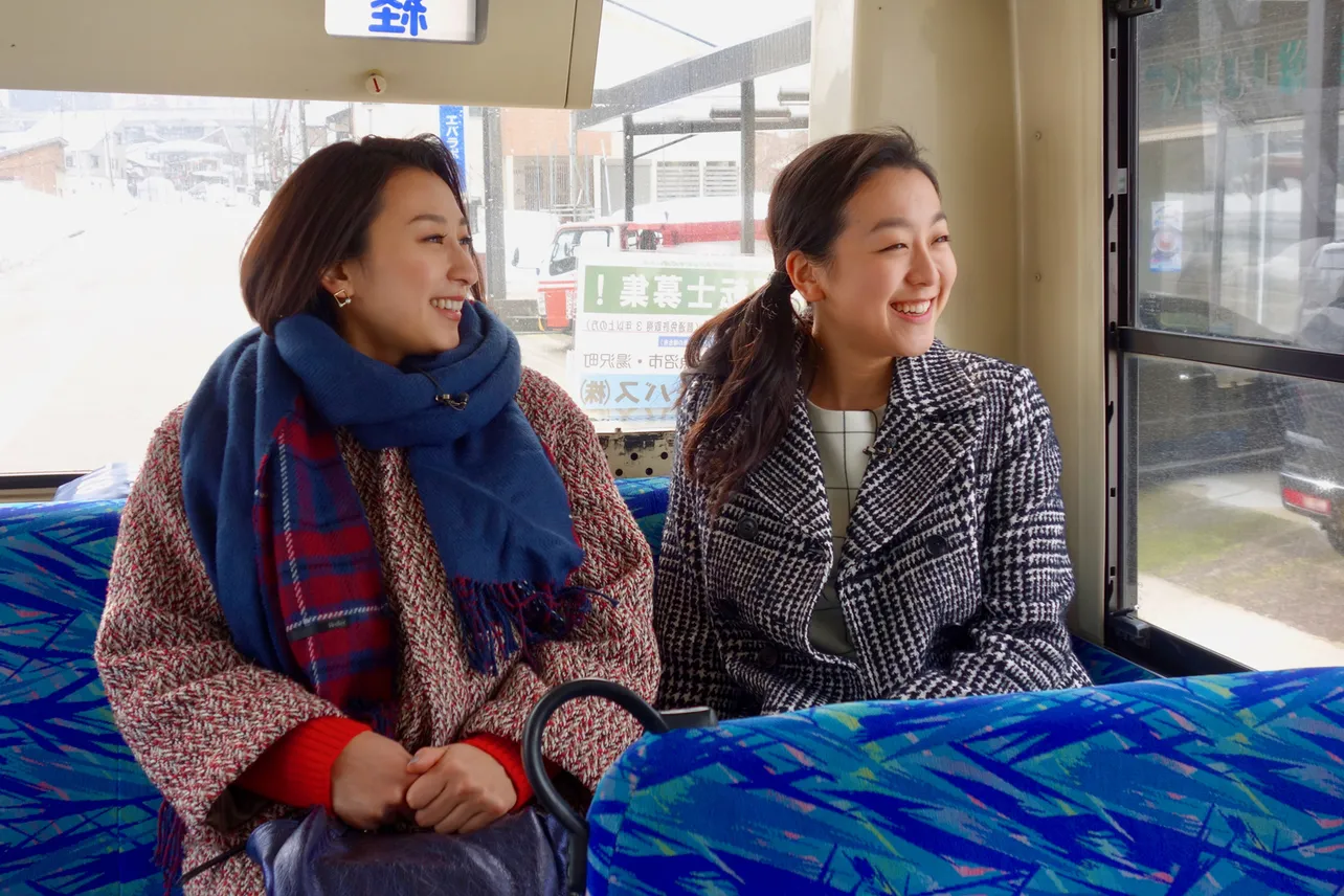 新潟県をともに旅する浅田舞(左)、真央(左)