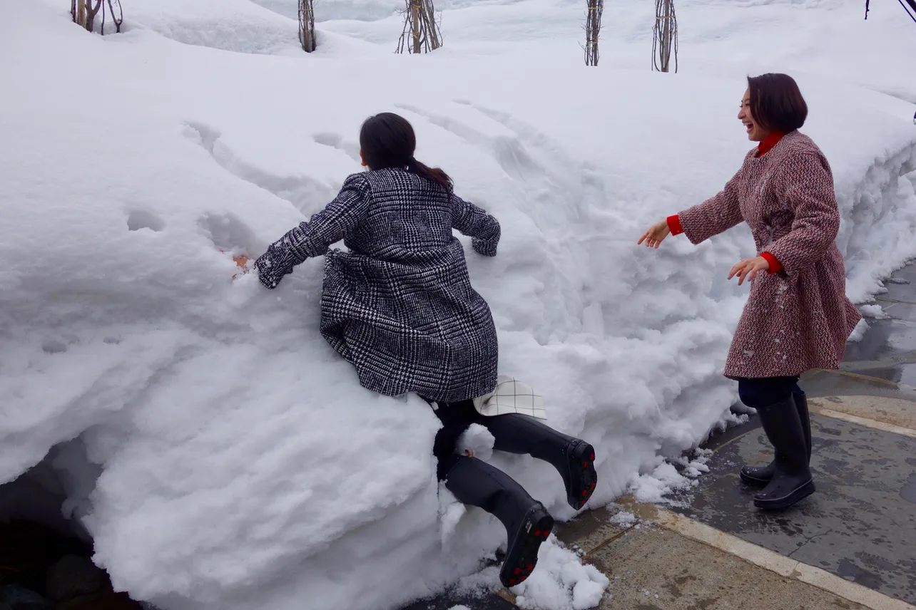 雪の壁にダイブして、“雪アート”に挑戦する浅田姉妹