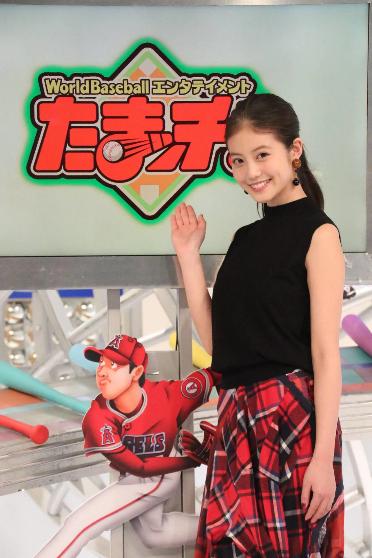 【写真を見る】発売中のグラビア誌では、表紙で圧巻の水着姿を披露している今田美桜