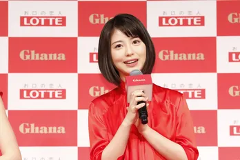 浜辺美波、“とろける”笑顔でラブリーなポーズを披露！「堂々とやるのが大事(笑)」