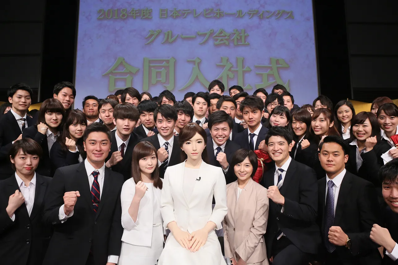【写真を見る】まさかのアンドロイドが「同期」となった、日本テレビグループの新入社員たちの反応は？