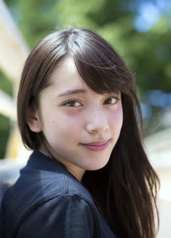 “妖精”都丸紗也華「ねぇ、くっつこう?」甘い言葉からのバックハグ…!