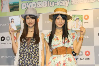 DVD＆＆Blu-rayを発売し、トークイベントを行ったアイドリング!!!の遠藤舞と外岡えりか（写真左から）