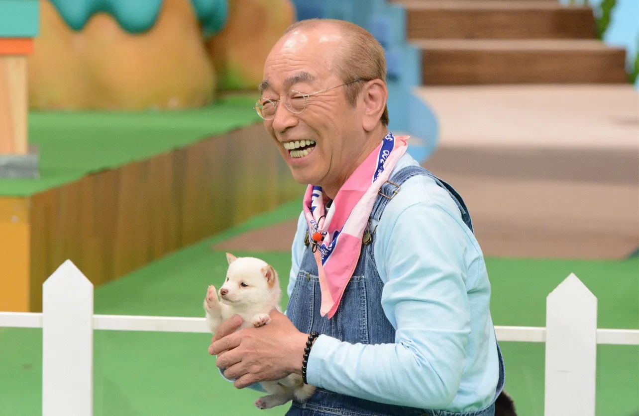 かわいいイヌの赤ちゃんにデレデレの志村