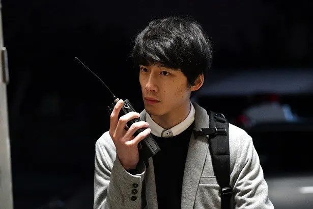 坂口健太郎がドラマ初主演。過去の事件で心に傷を負い警察を信じられない警察官・三枝健人を演じる。
