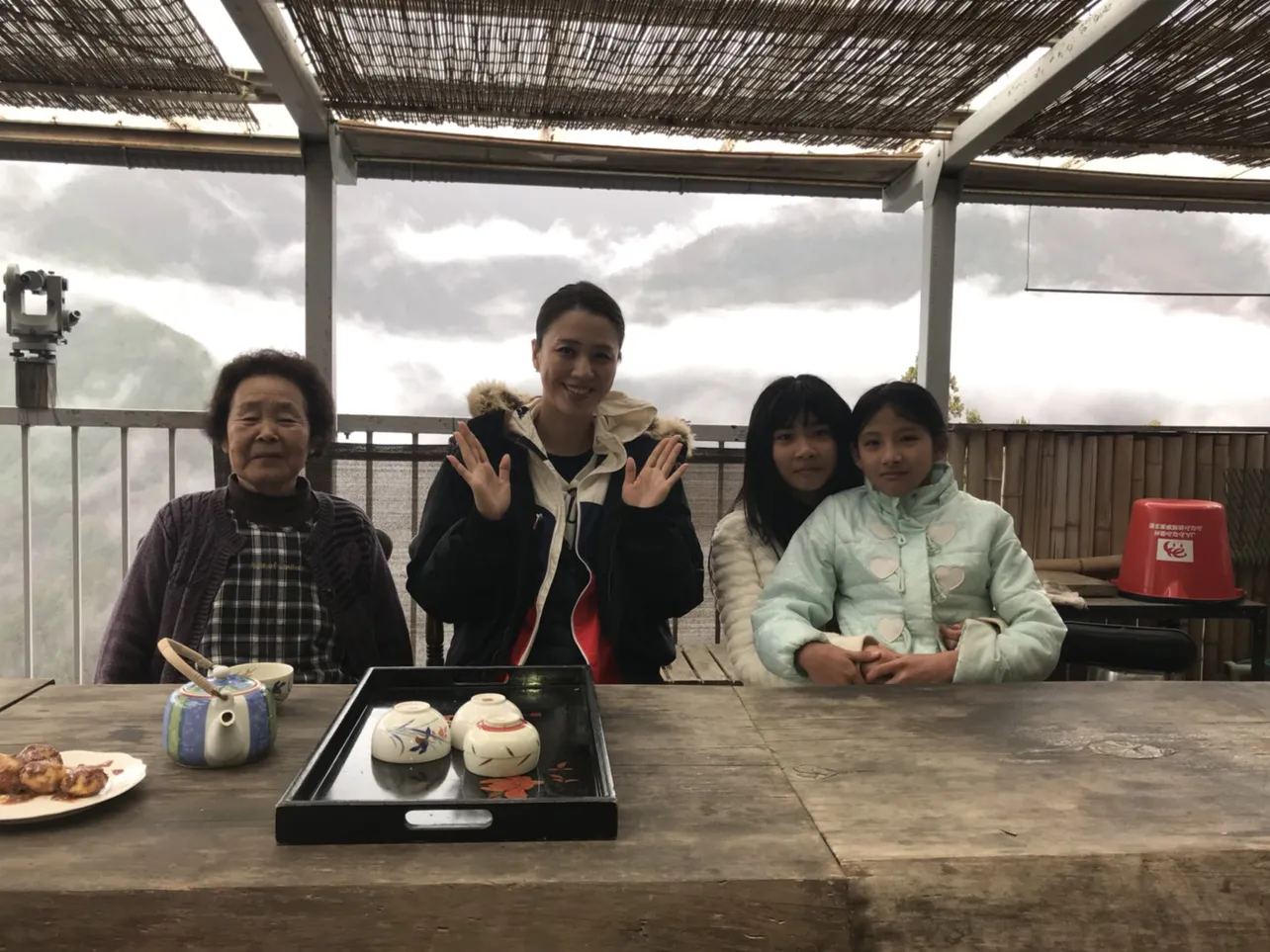 【写真を見る】遼河はるひは“天空の里”の絶景に感激!?