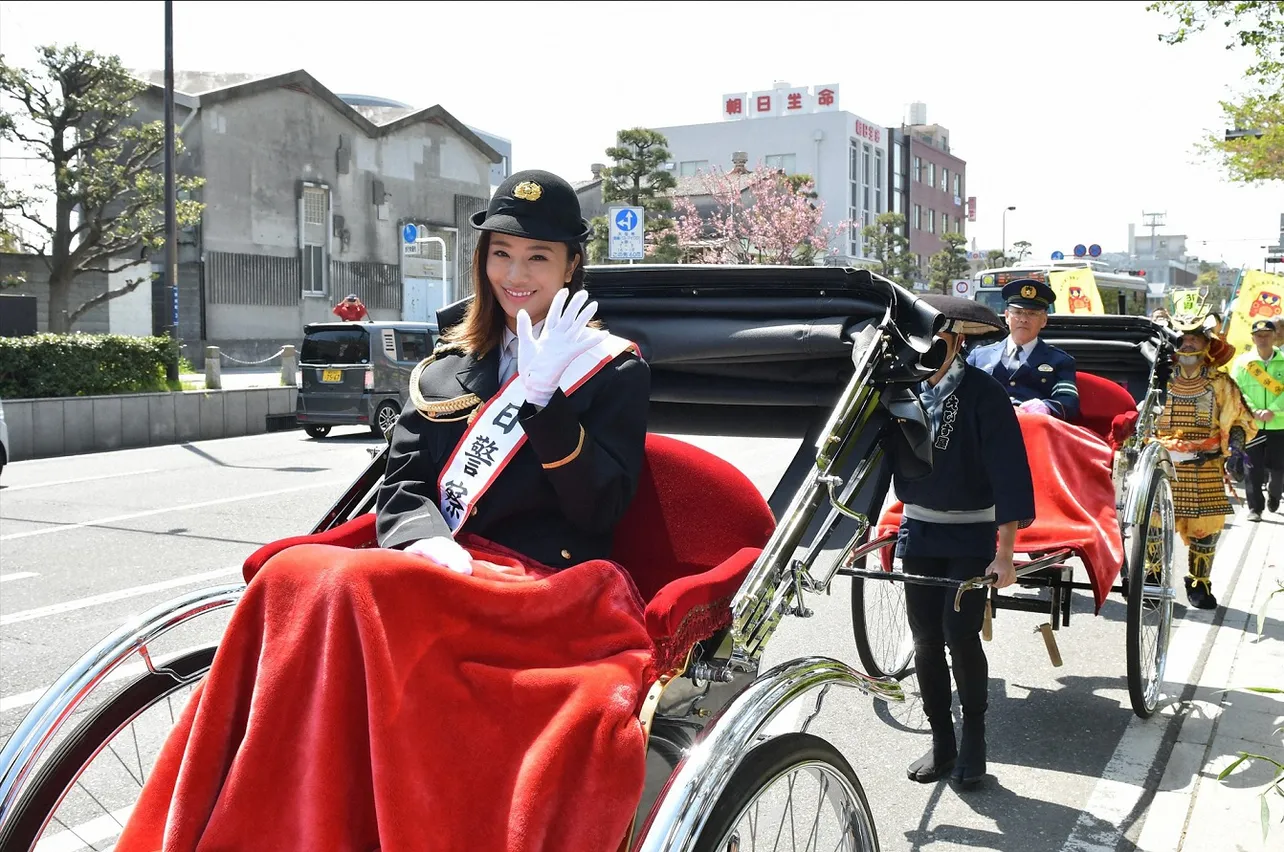 鎌倉警察署で一日警察署長を務めた高橋メアリ―ジュン