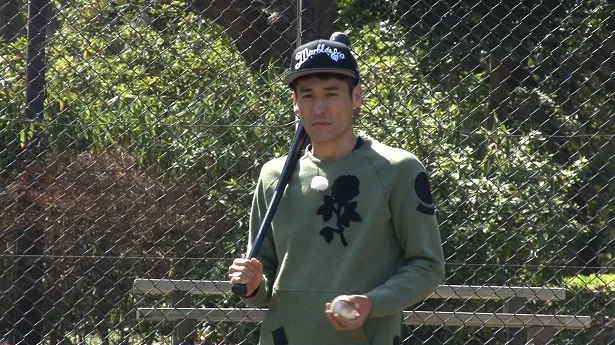 佐藤隆太は得意の野球でスゴ技に挑戦