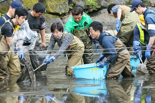 胴長を着て生物捕獲を行う小池百合子都知事