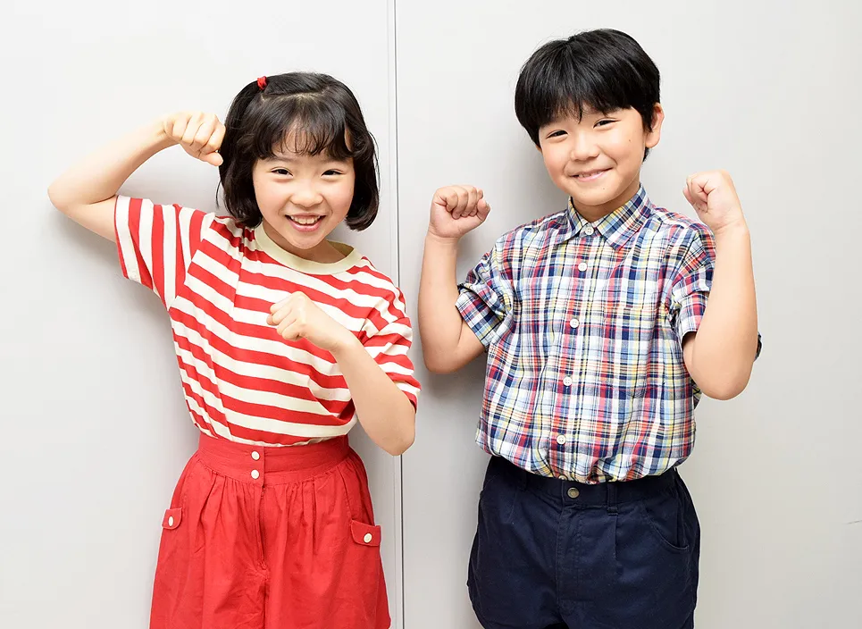 連続テレビ小説「半分、青い。」に出演する矢崎由紗(左)と高村佳偉人(右)