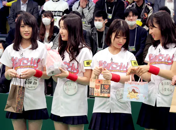 【写真を見る】AKB48メンバーがプレゼントを手に鈴木拓の出待ち…？