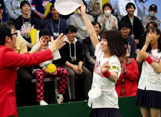 高橋彩音が鈴木拓の帽子を奪って…