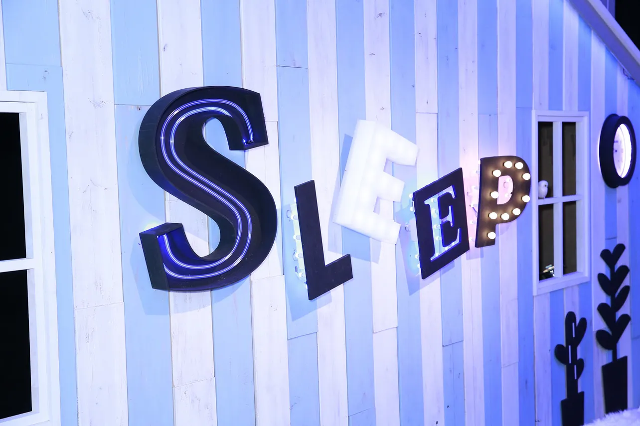 視聴者を眠りにいざなうため、セットにも“眠り”を意識した工夫がたくさん！