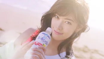 森星 アクエリアス新CMで、しなやかな美脚&腹筋を披露