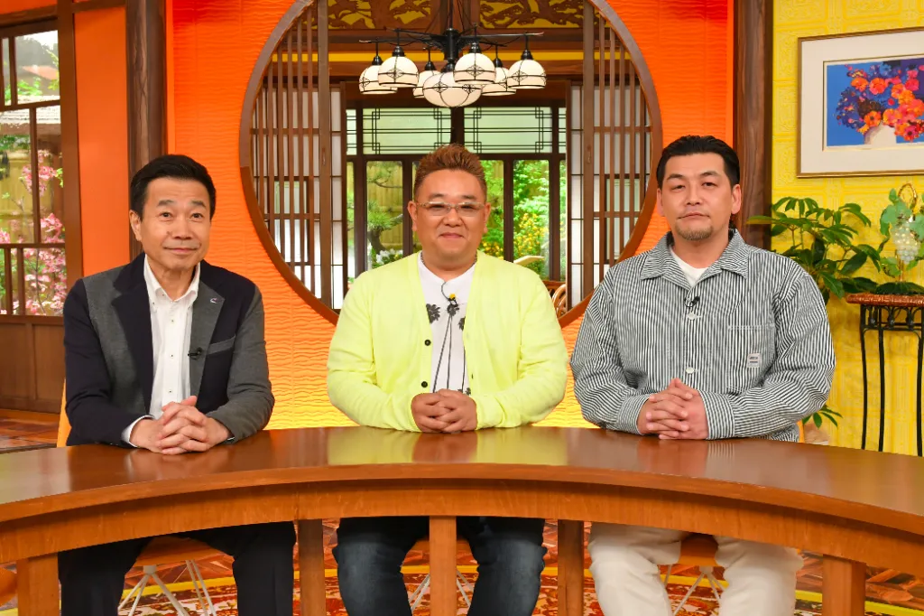 MCを務める三宅裕司(左)とサンドウィッチマン・伊達みきお(中央)、富澤たけし(右)