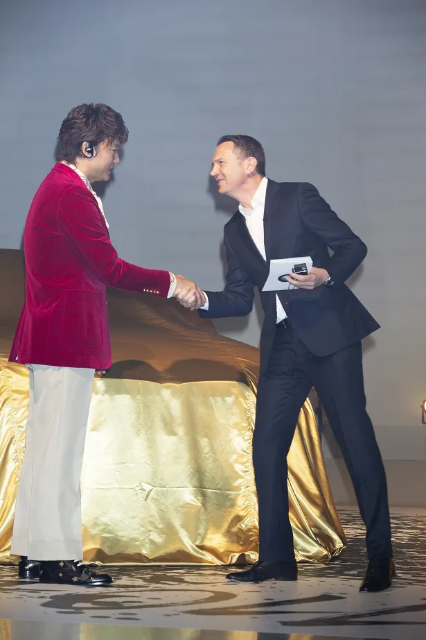 BMW株式会社・代表取締役社長のペーター・クロンシュナーブル氏と握手を交わす香取。2人で会食をしたことも明かした